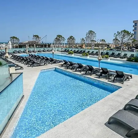 Infinity Beach Pool & Spa Apartment Năvodari