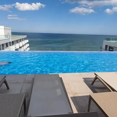 Infinity Beach Pool & Spa Apartment Năvodari