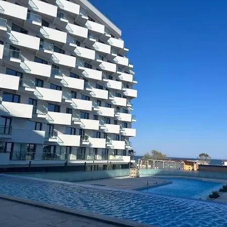Infinity Beach Pool & Spa Apartment