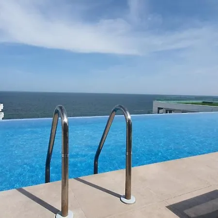 Infinity Beach Pool & Spa Apartment Năvodari