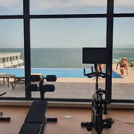Infinity Beach Pool & Spa Apartment